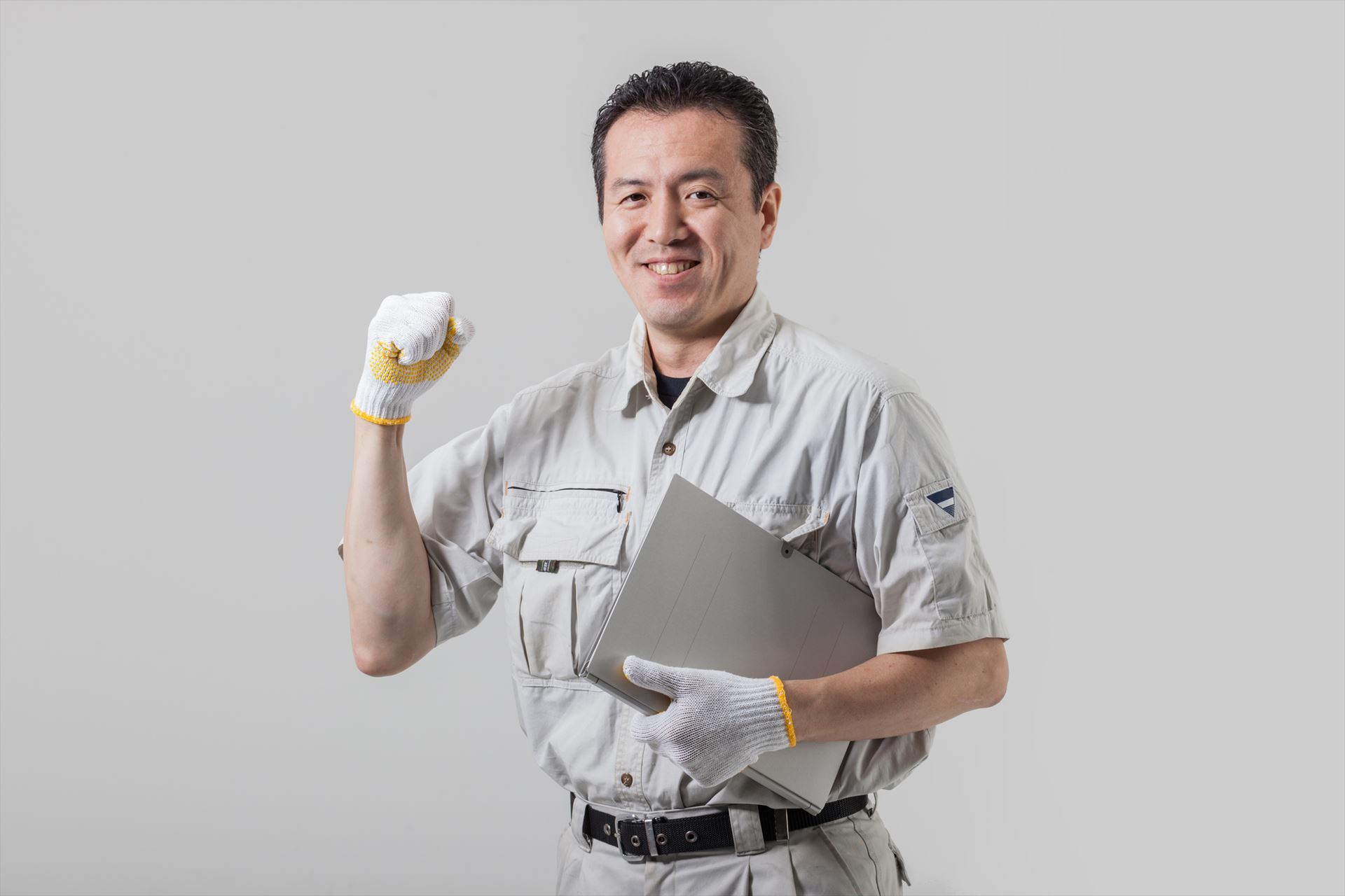 ポーズを決める作業服の男性 (6)